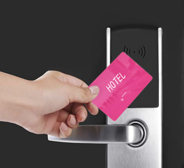 Tại sao khách sạn sử dụng thẻ chìa khóa thay vì chìa khóa?
